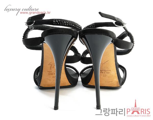 쥬세페자노티 블랙 스터드 스트랩 하이힐 샌들 37