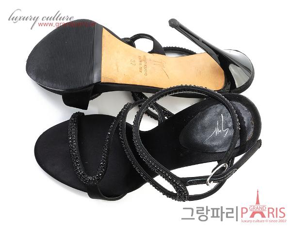 쥬세페자노티 블랙 스터드 스트랩 하이힐 샌들 37