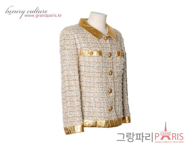 샤넬 레더 카라 스카라베 버튼 트위드 재킷 베이지 골드 에크루 40