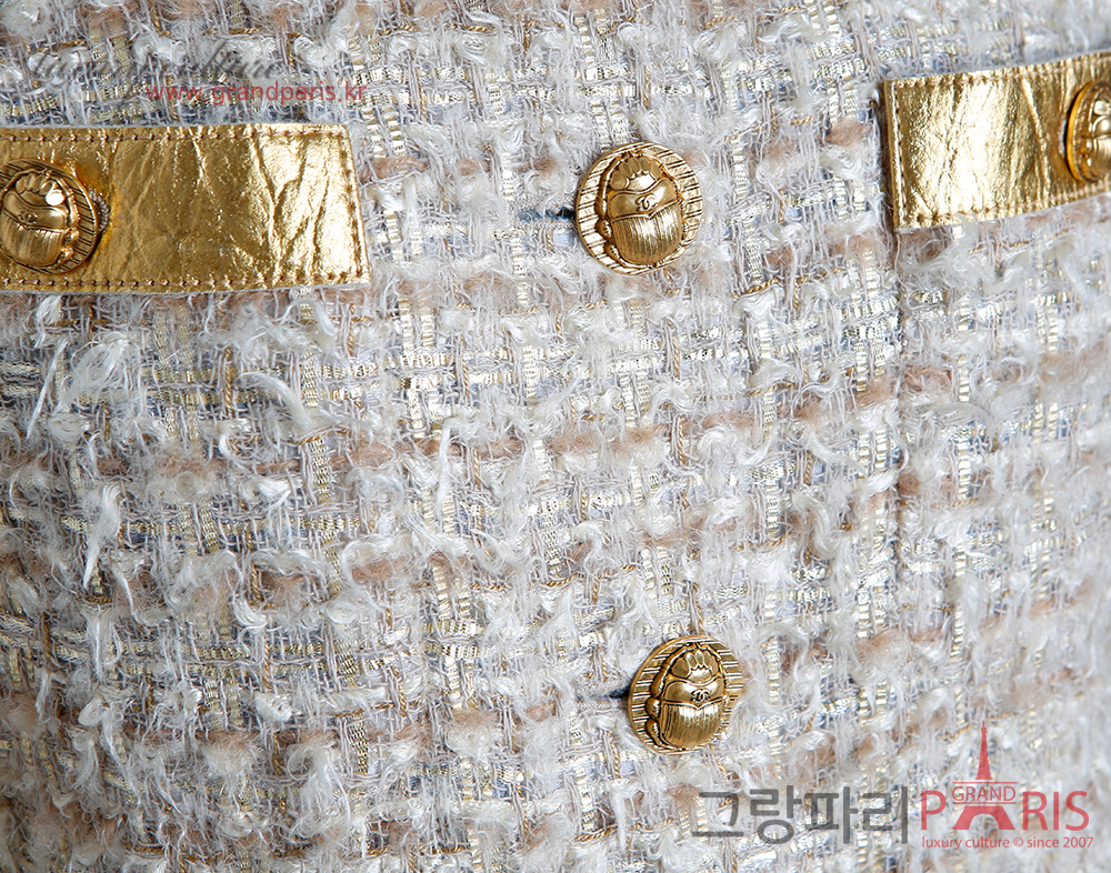 샤넬 레더 카라 스카라베 버튼 트위드 재킷 베이지 골드 에크루 40