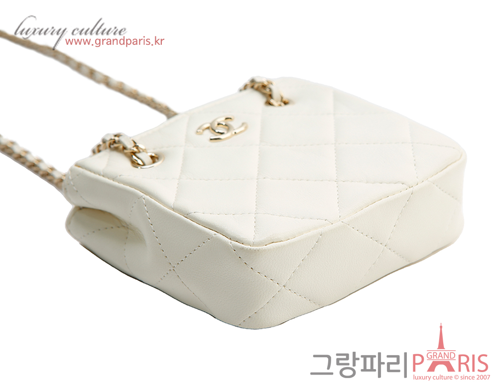 샤넬 미니 체인 크로스백 아이보리