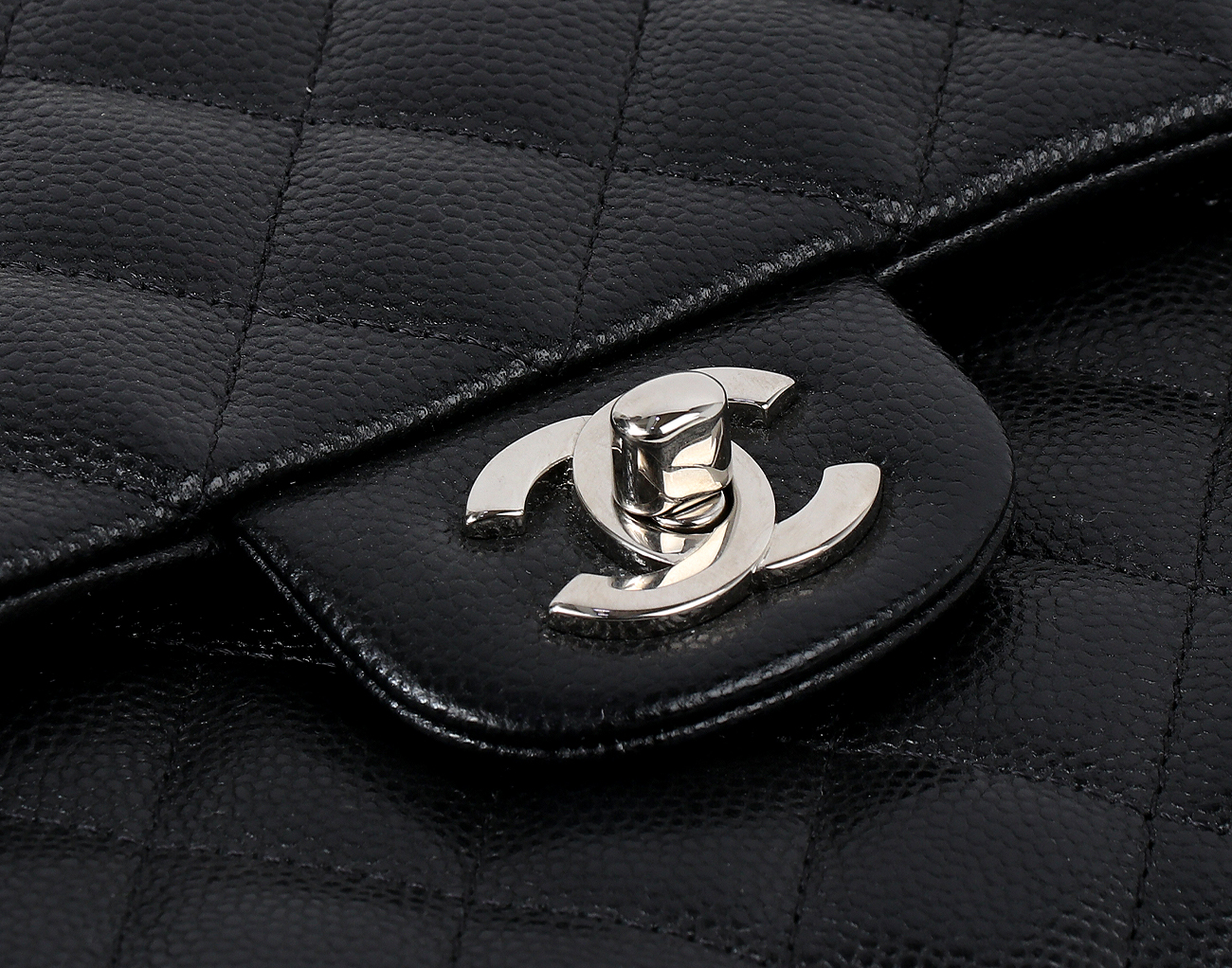 샤넬 클래식 플랩 클러치 블랙 은장 캐비어