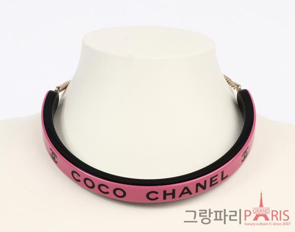 샤넬 COCO CHANEL 레터링 레진 초커 핑크 블랙