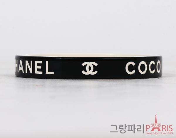 샤넬 COCO CHANEL 레터링 레진 뱅글 블랙 화이트