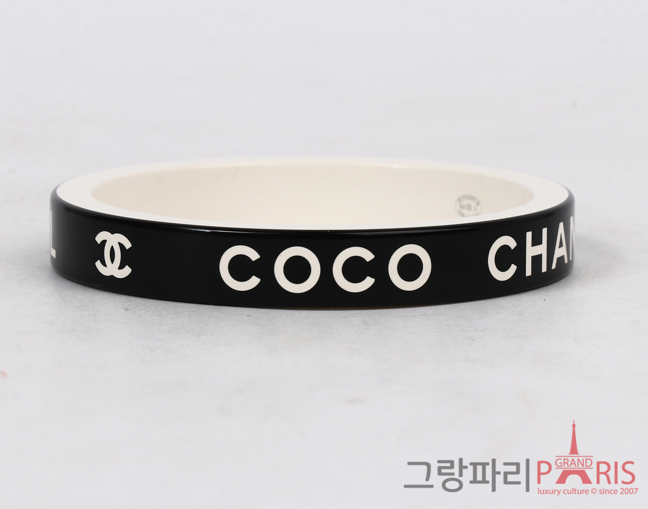 샤넬 COCO CHANEL 레터링 레진 뱅글 블랙 화이트