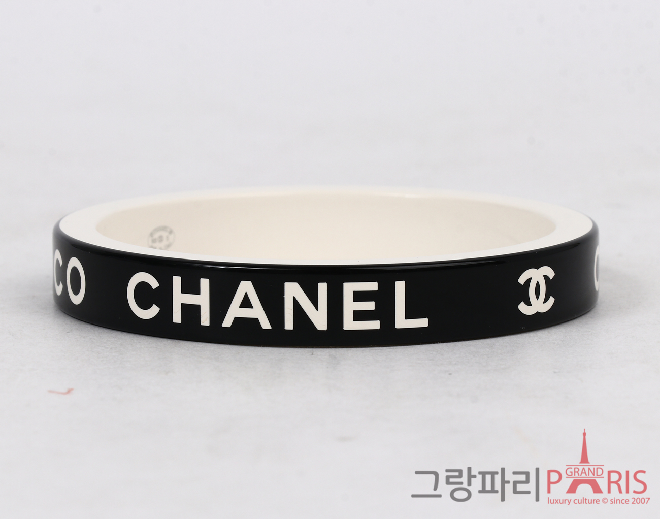 샤넬 COCO CHANEL 레터링 레진 뱅글 블랙 화이트