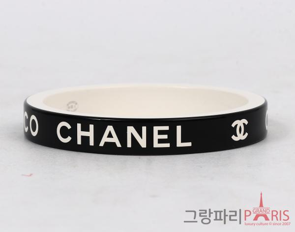 샤넬 COCO CHANEL 레터링 레진 뱅글 블랙 화이트