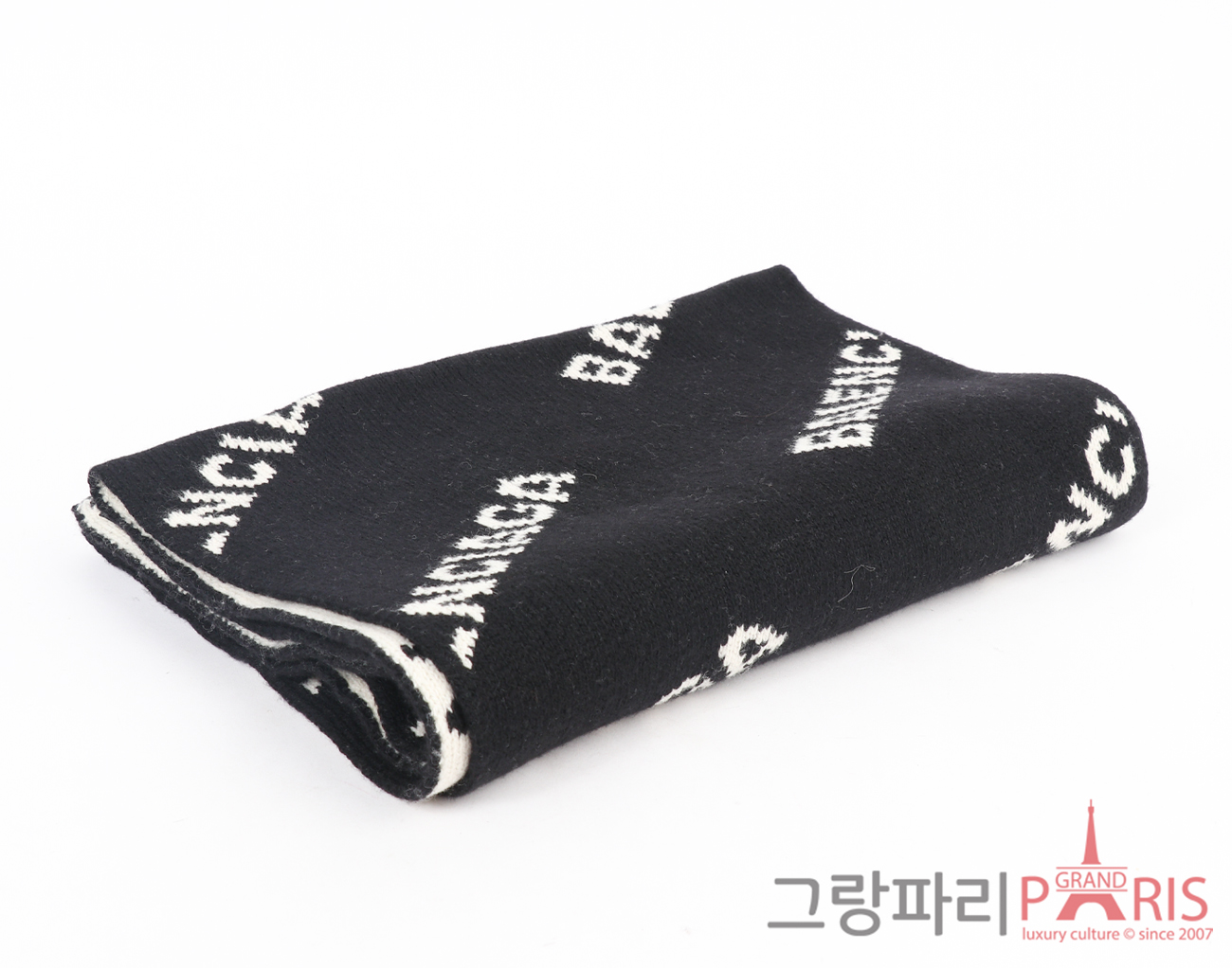 발렌시아가 올오버 로고 머플러 블랙 화이트