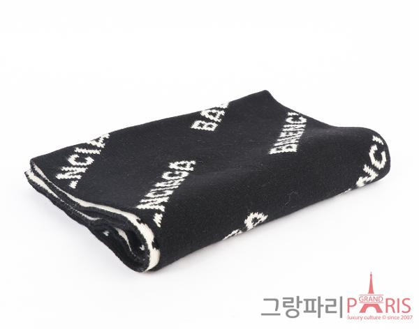 발렌시아가 올오버 로고 머플러 블랙 화이트