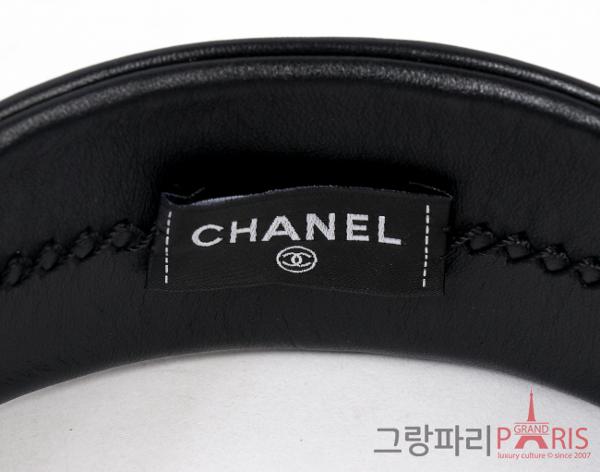 샤넬 레터링 레더 헤어밴드 블랙