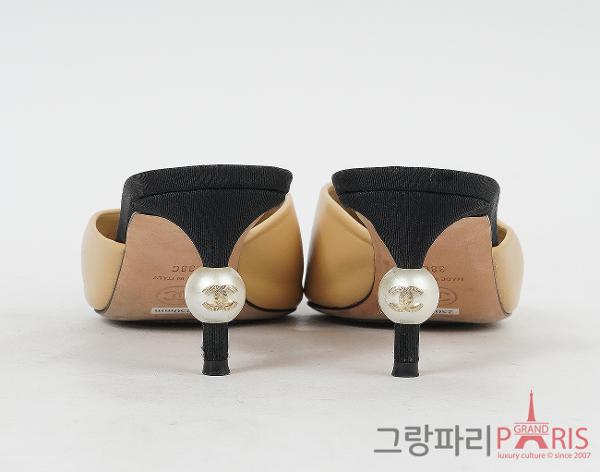 샤넬 펄 힐 뮬 베이지 블랙 38C