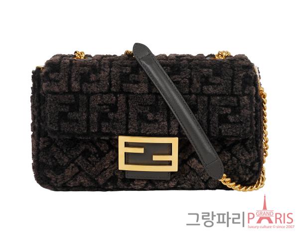 펜디 FF 모티프 바게트 체인 미디 백 다크 브라운