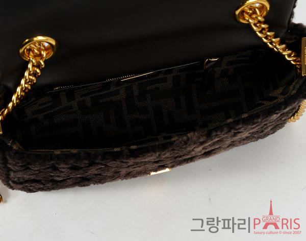 펜디 FF 모티프 바게트 체인 미디 백 다크 브라운