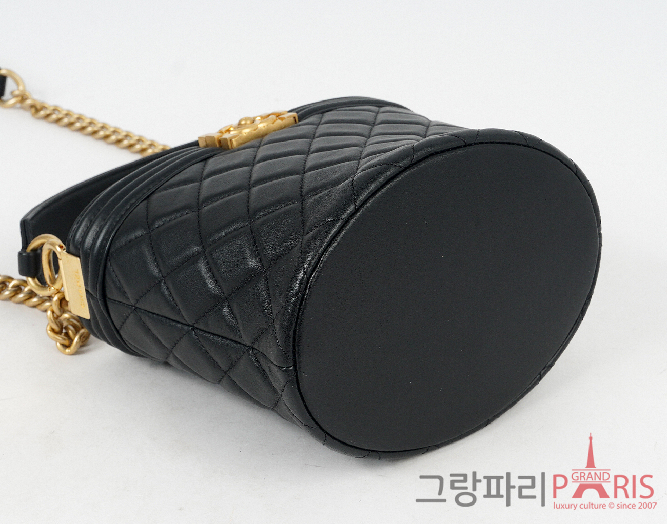 샤넬 보이 버킷백 블랙 금장