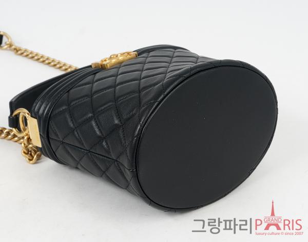 샤넬 보이 버킷백 블랙 금장