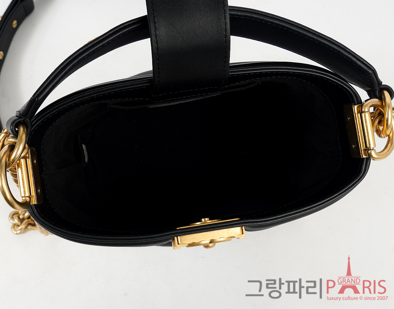 샤넬 보이 버킷백 블랙 금장
