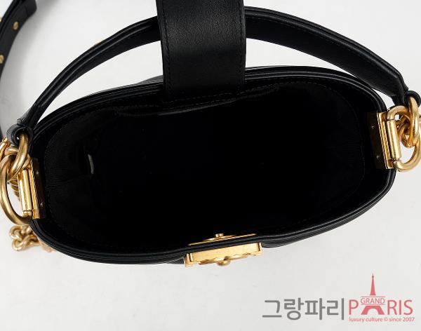 샤넬 보이 버킷백 블랙 금장