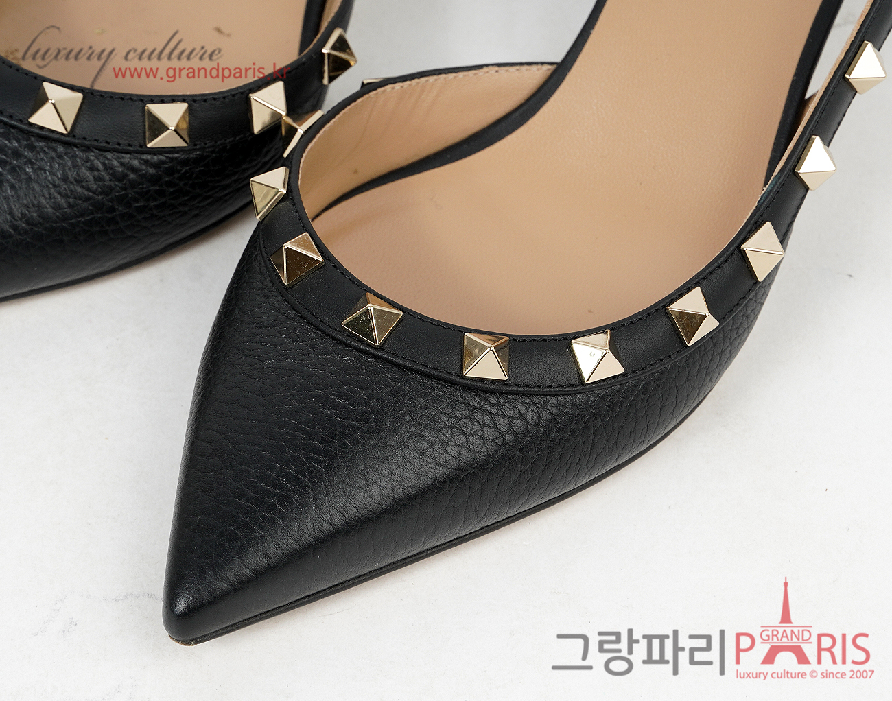 발렌티노 락스터드 슬링백 블랙 37