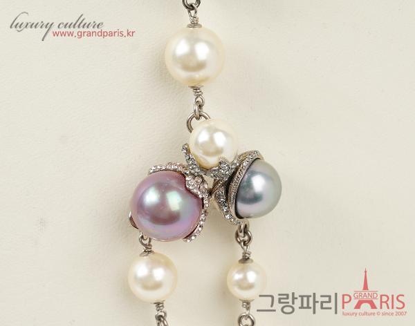 샤넬 멀티컬러 펄 크로스볼 네크리스