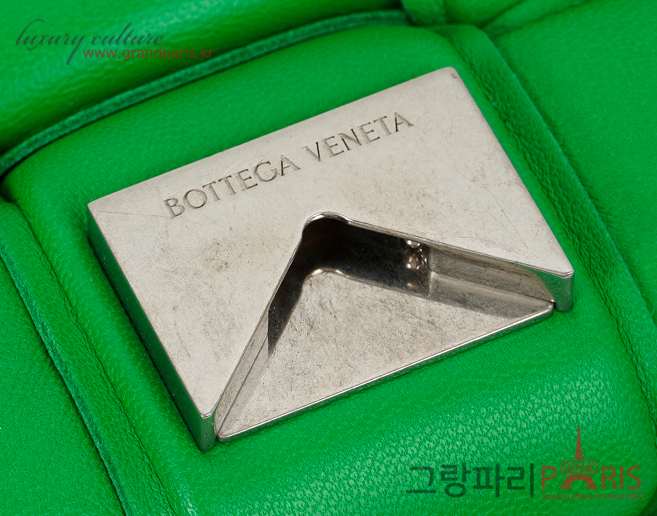 보테가 베네타 패딩 카세트백 패러킷