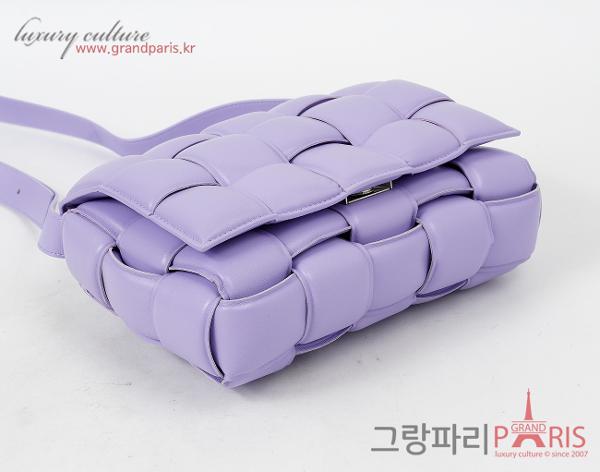 보테가 베네타 패딩 카세트백 라벤더