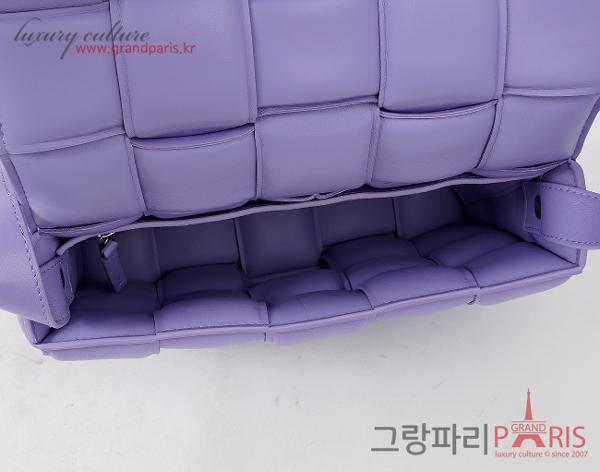 보테가 베네타 패딩 카세트백 라벤더