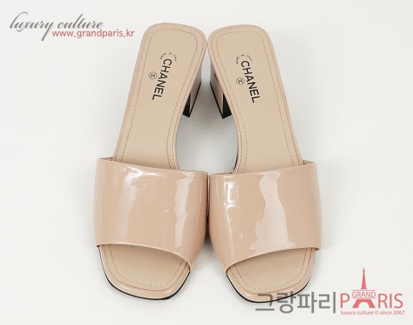 샤넬 페이턴트 CC 뮬 다크 베이지 블랙 37C