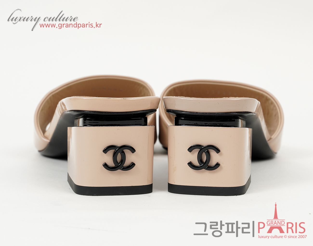 샤넬 페이턴트 CC 뮬 다크 베이지 블랙 37C