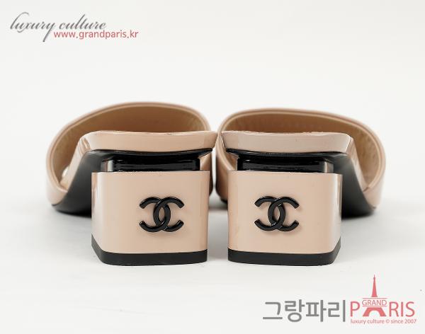 샤넬 페이턴트 CC 뮬 다크 베이지 블랙 37C