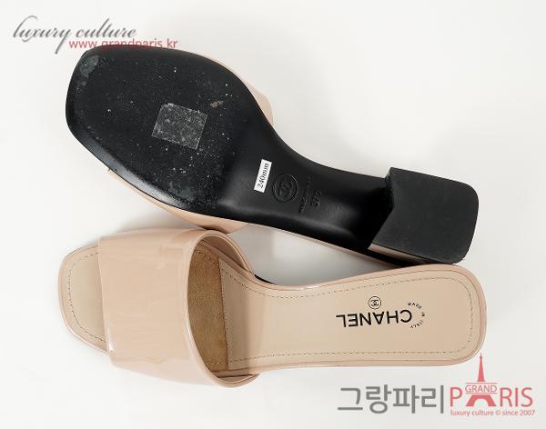 샤넬 페이턴트 CC 뮬 다크 베이지 블랙 37C