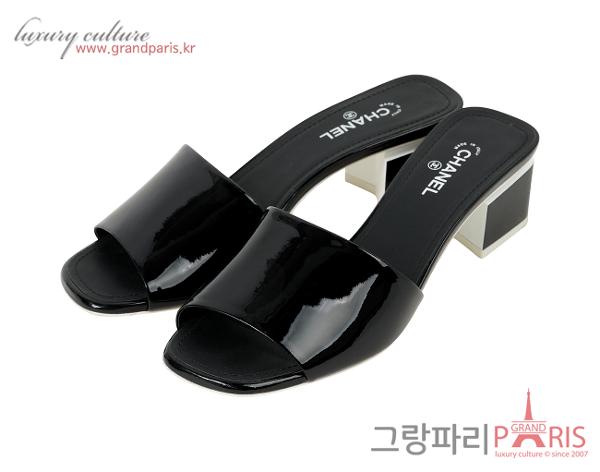 샤넬 페이턴트 CC 뮬 블랙 화이트 37C