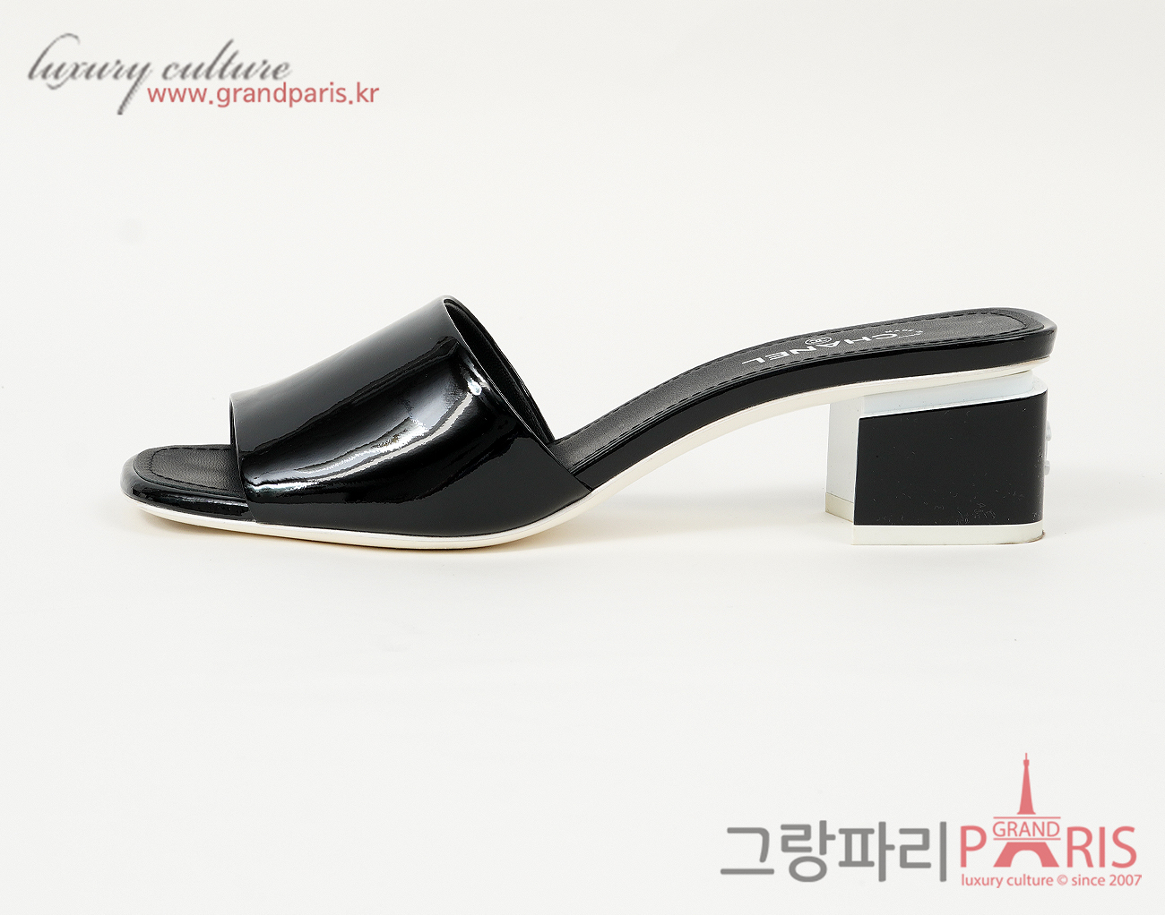 샤넬 페이턴트 CC 뮬 블랙 화이트 37C