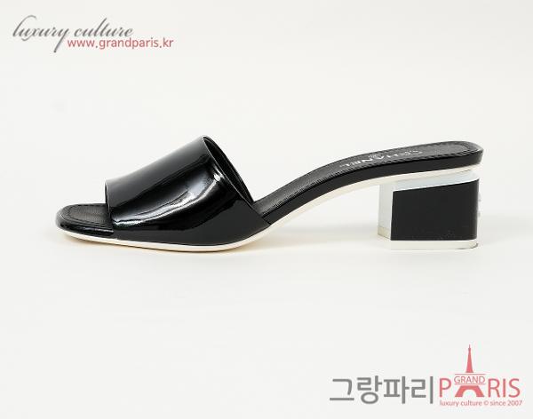 샤넬 페이턴트 CC 뮬 블랙 화이트 37C