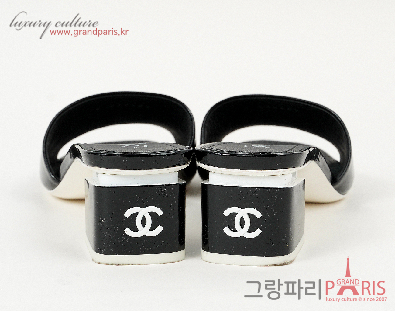 샤넬 페이턴트 CC 뮬 블랙 화이트 37C