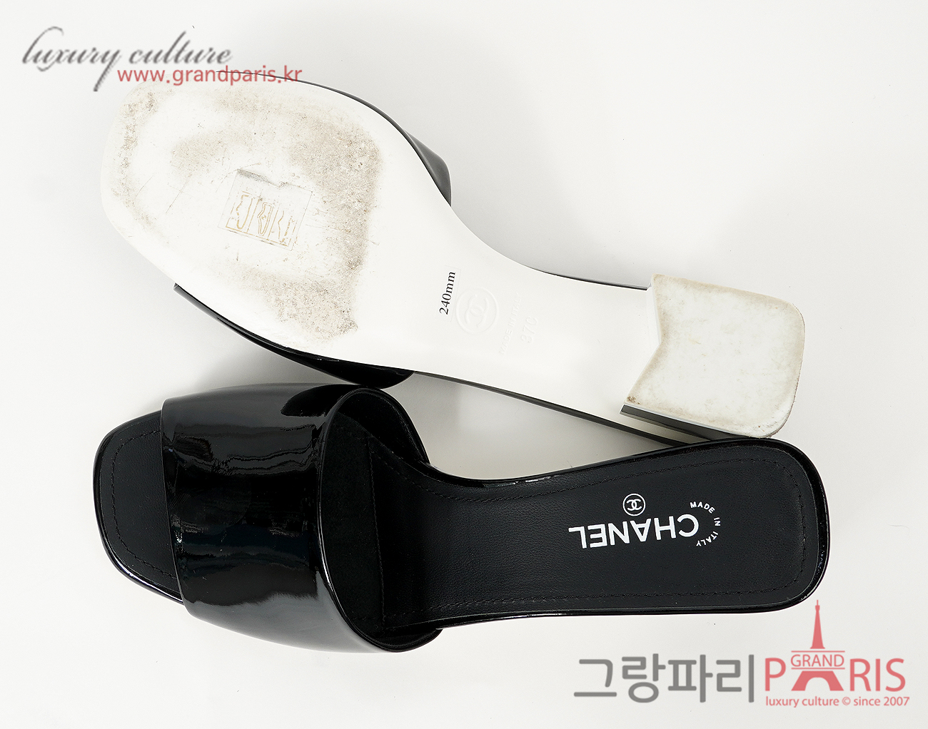 샤넬 페이턴트 CC 뮬 블랙 화이트 37C
