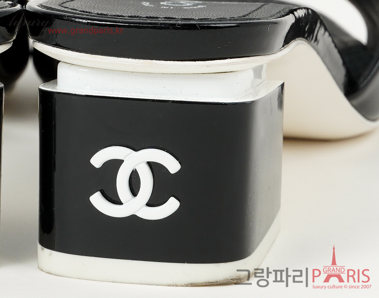 샤넬 페이턴트 CC 뮬 블랙 화이트 37C