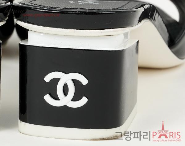 샤넬 페이턴트 CC 뮬 블랙 화이트 37C