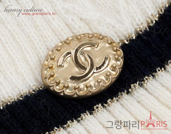 샤넬 CC 하트 스트라이프 캐시미어 니트 탑 화이트 골드 블랙 40
