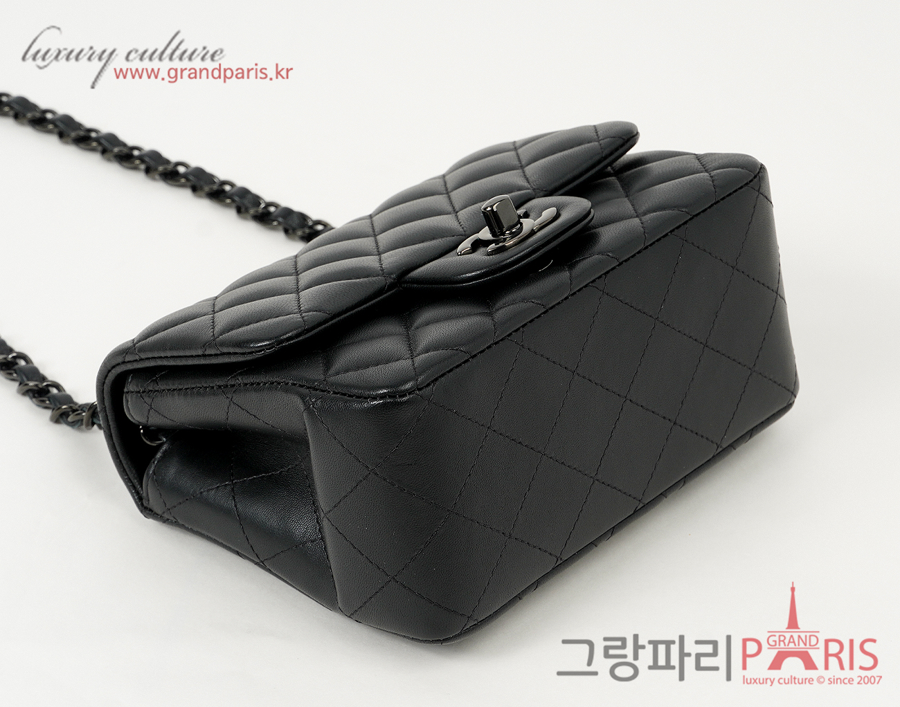 샤넬 클래식 쁘띠삭 쏘블랙 램스킨