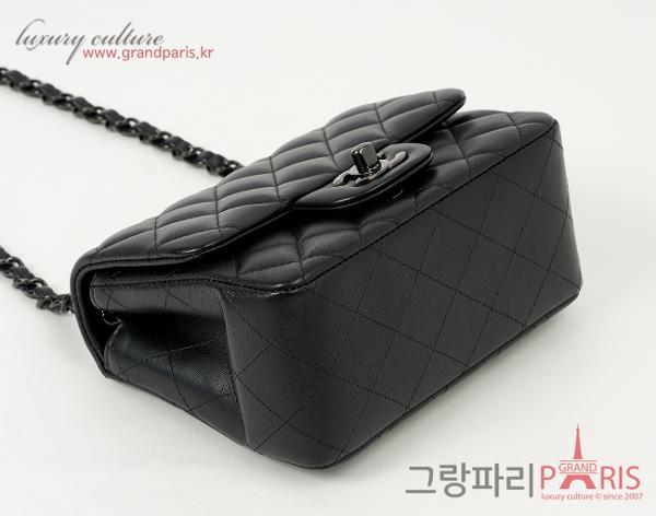 샤넬 클래식 쁘띠삭 쏘블랙 램스킨
