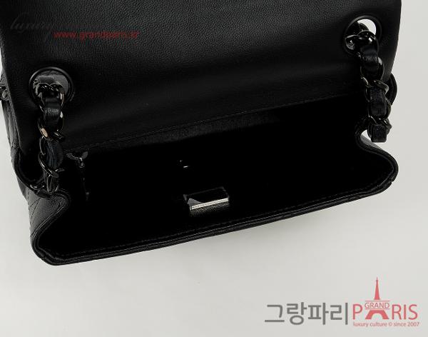 샤넬 클래식 쁘띠삭 쏘블랙 램스킨