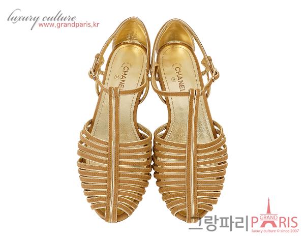 샤넬 CC 스웨이드 스트랩 샌들 골드 베이지 37 1/2C