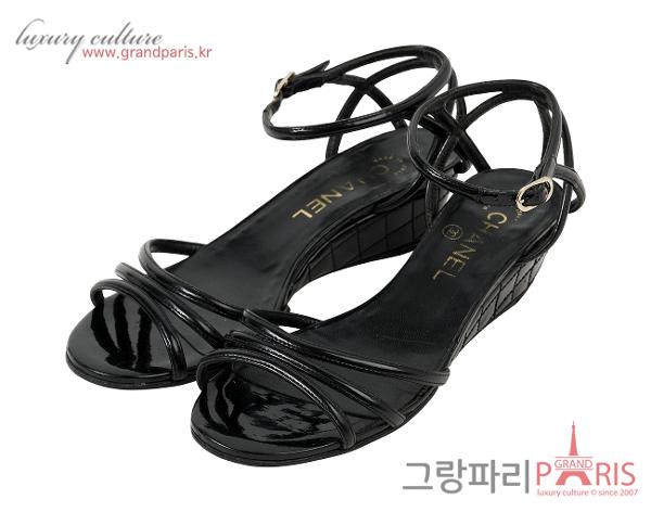 샤넬 페이턴트 샌들 블랙 37 1/2C