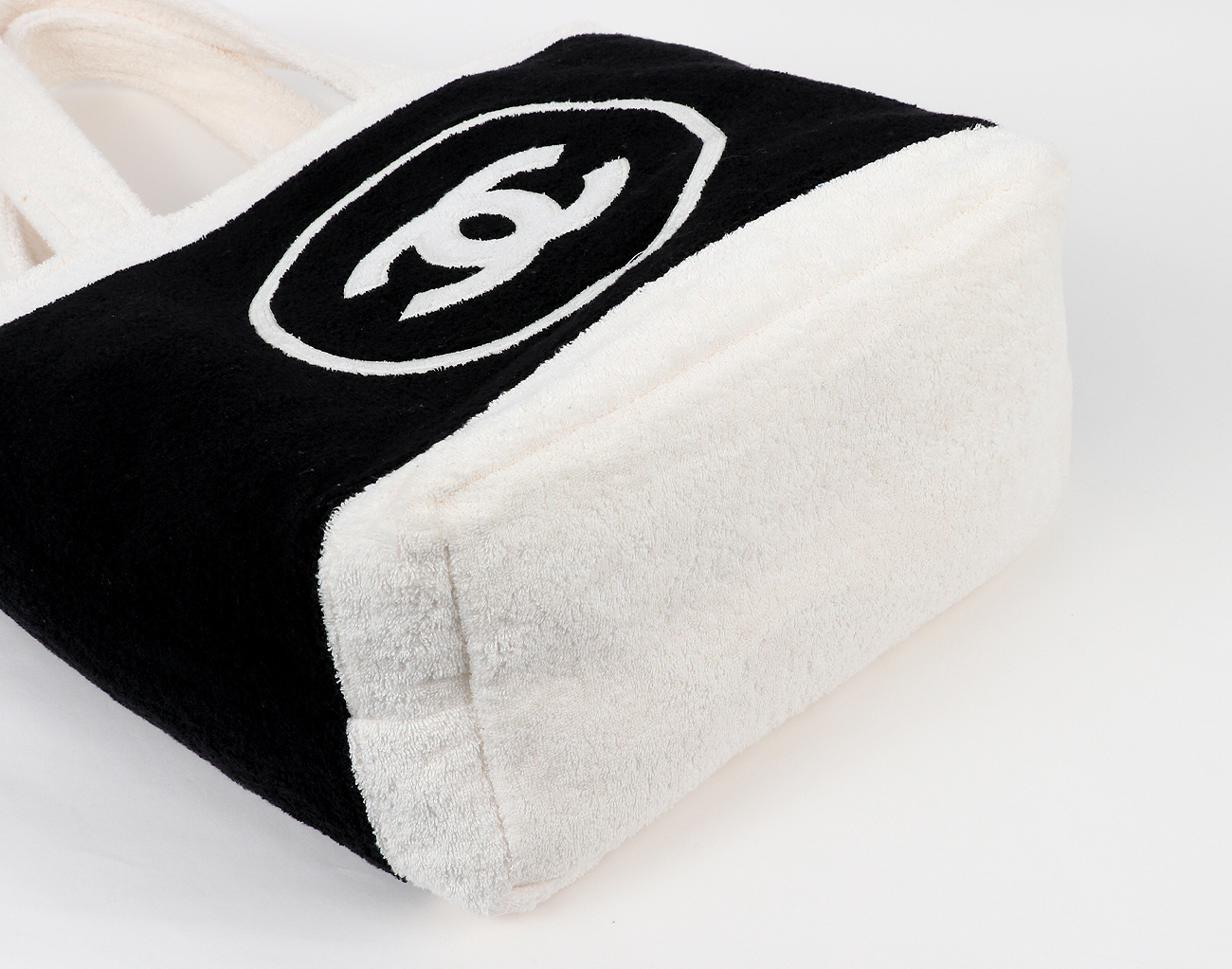 샤넬 비치 타올 토트백 블랙 화이트