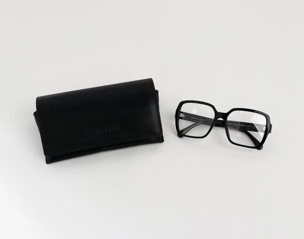 샤넬 레터링 스퀘어 안경 블랙