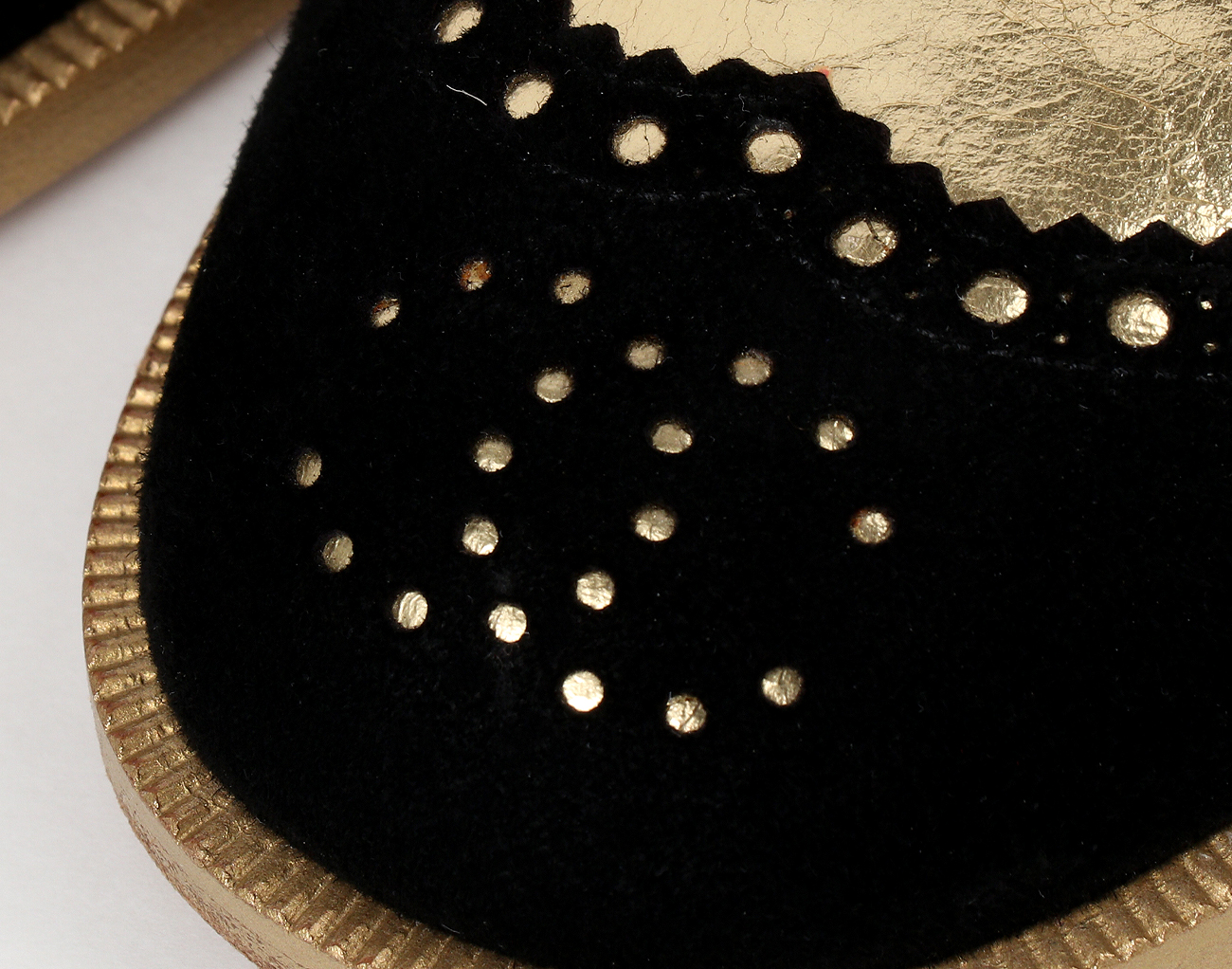 샤넬 CC 브로그 레이스업 앵클 스트랩 샌들 골드 블랙 38 1/2