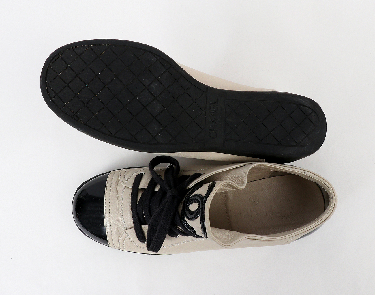 샤넬 페이턴트 캡 토 CC 레이스업 베이지 블랙 37 1/2