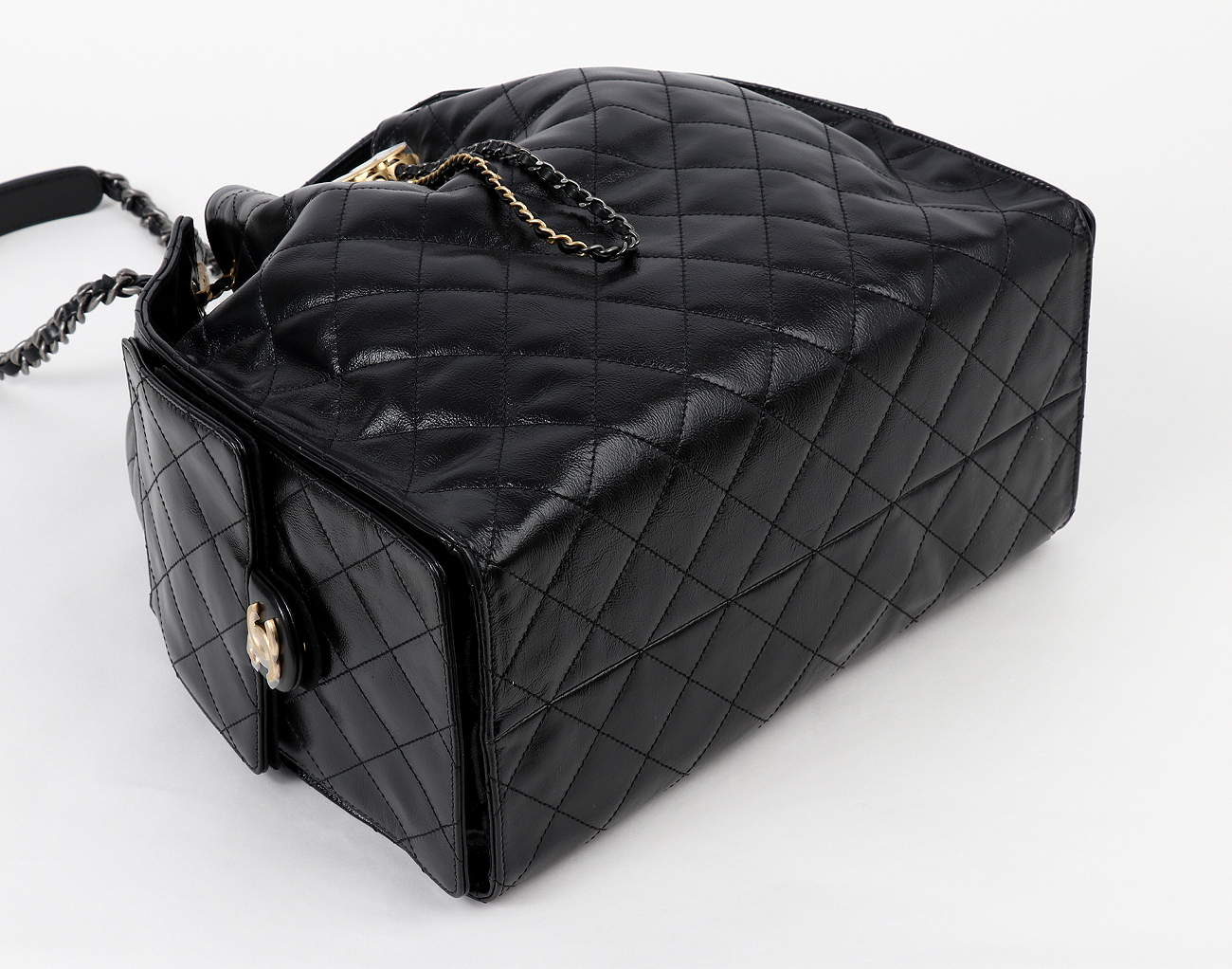 샤넬 25백 미듐 블랙 골드 루테늄 샤이니 크럼플드 카프스킨