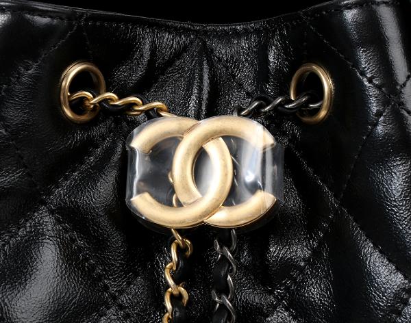 샤넬 25백 미듐 블랙 골드 루테늄 샤이니 크럼플드 카프스킨