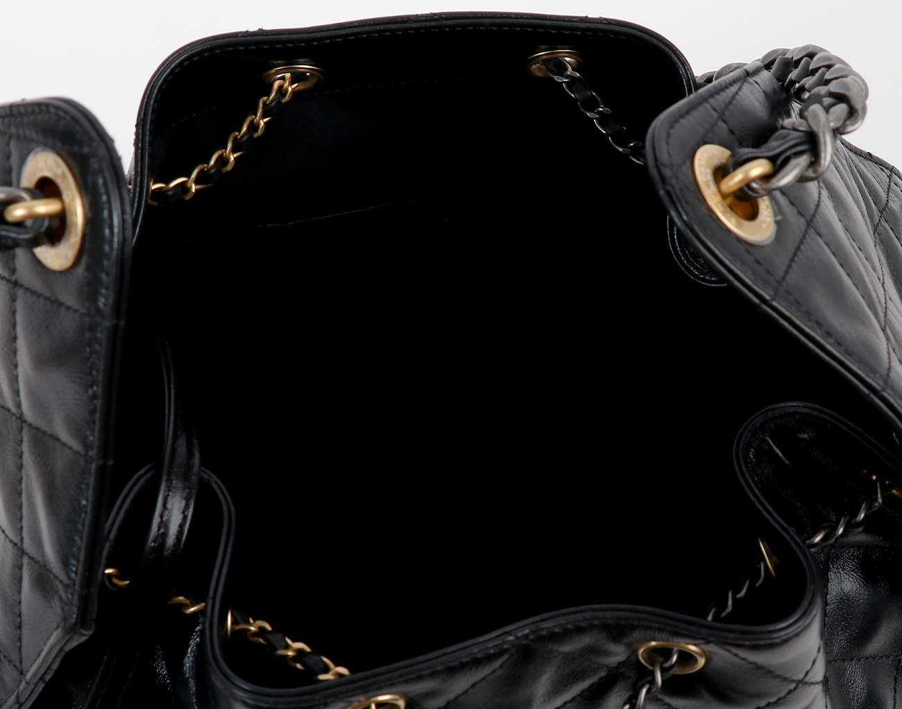 샤넬 25백 미듐 블랙 골드 루테늄 샤이니 크럼플드 카프스킨